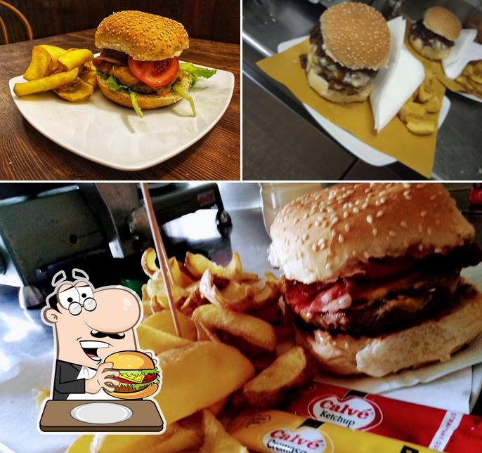 Prova un hamburger a Bar Clo & company (ex bar jolly)