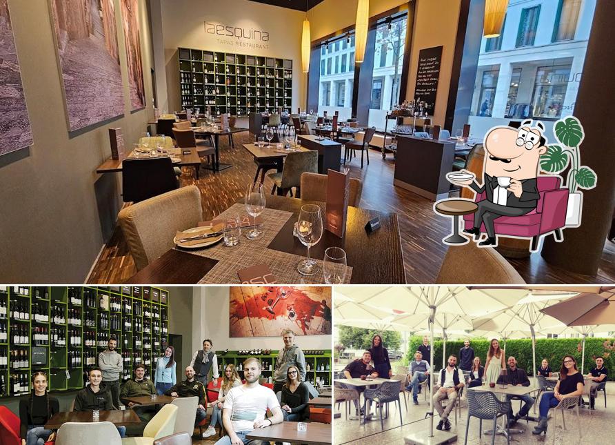 Siediti a un tavolo di La Esquina