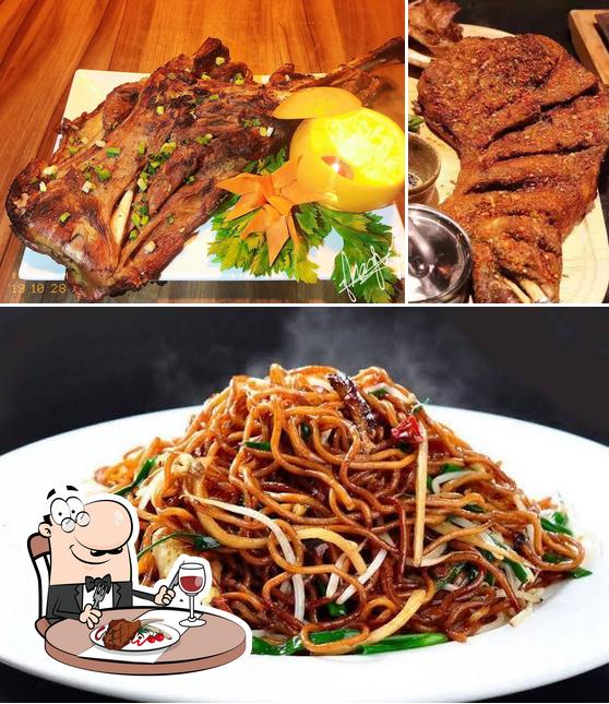 Prove refeições de carne no 名都音乐酒吧 MINGDU Bar Música