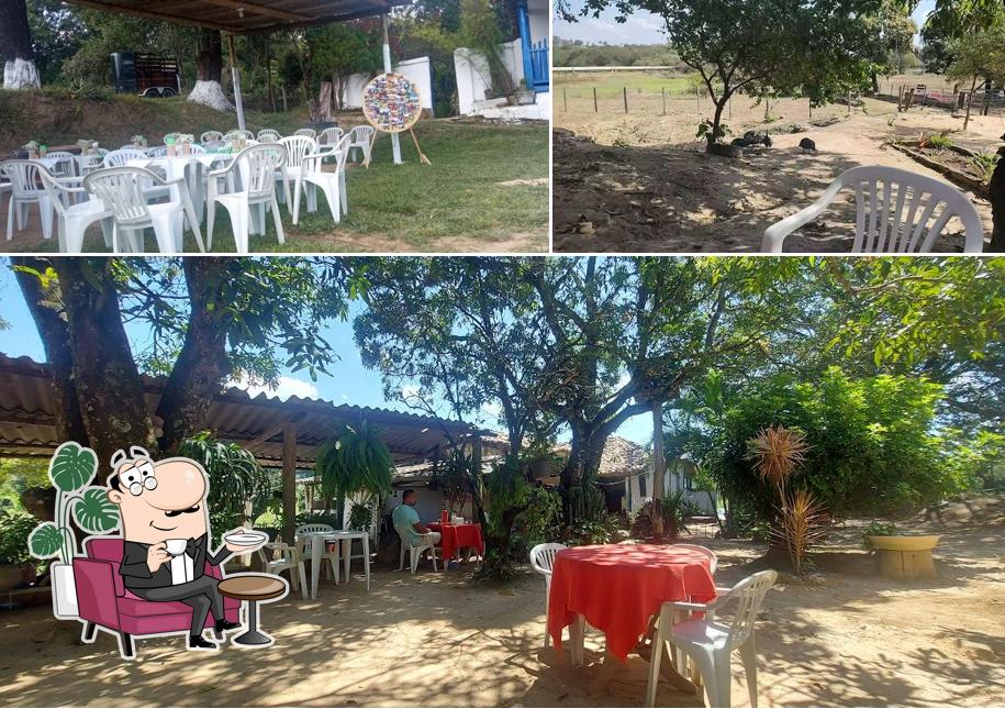 Sente em uma das mesas no Restaurante Dona Dirce