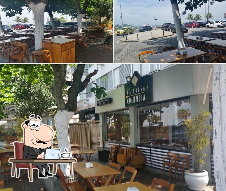 Sente em uma das mesas no Na Brasa Columbia