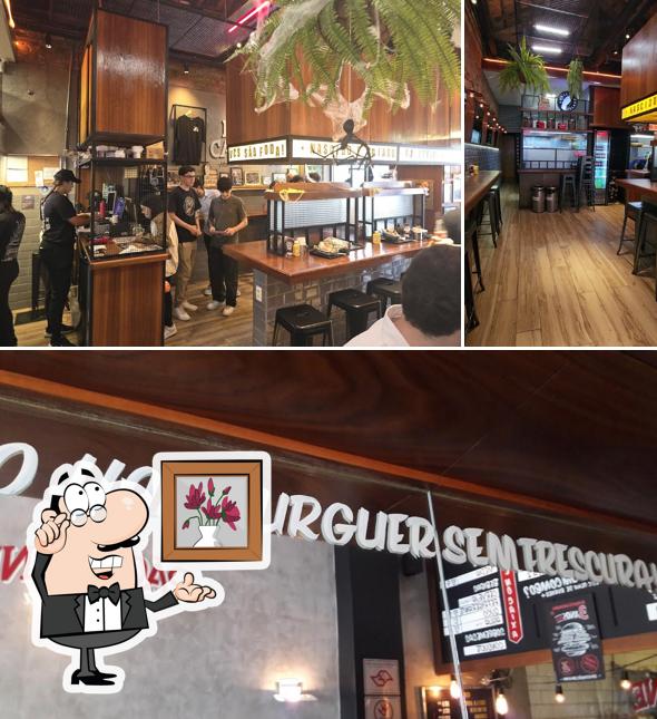 Veja imagens do interior do Pão com Carne Hamburgueria