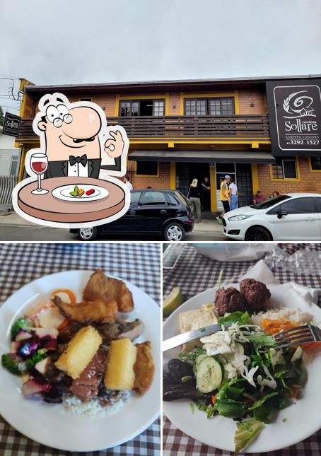 A comida e exterior do restaurante