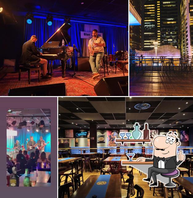 Sente em uma das mesas no Blue Note São Paulo