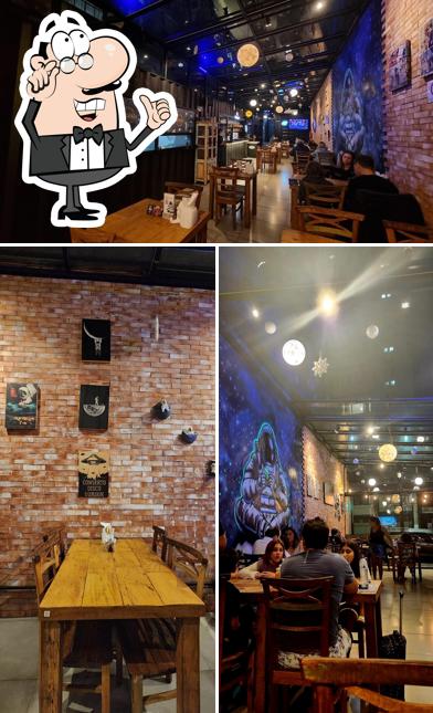 O interior do Saturno Bistrô & Burger