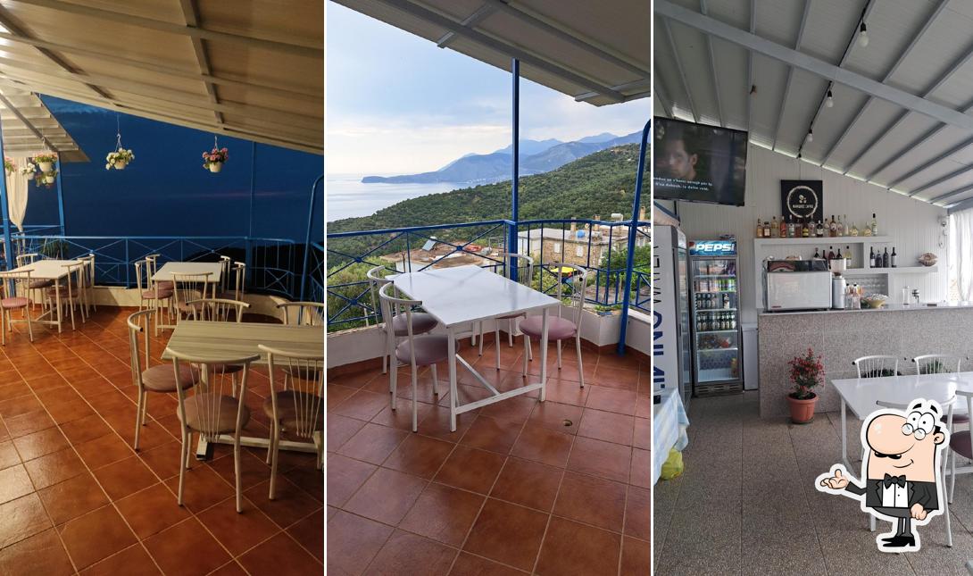 Installez-vous à l'une des tables de BAR RESATURANT BITRI