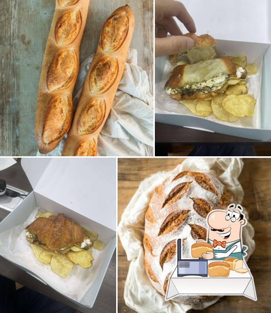 Garlic bread at Blue Tokai Coffee Roasters One International Center