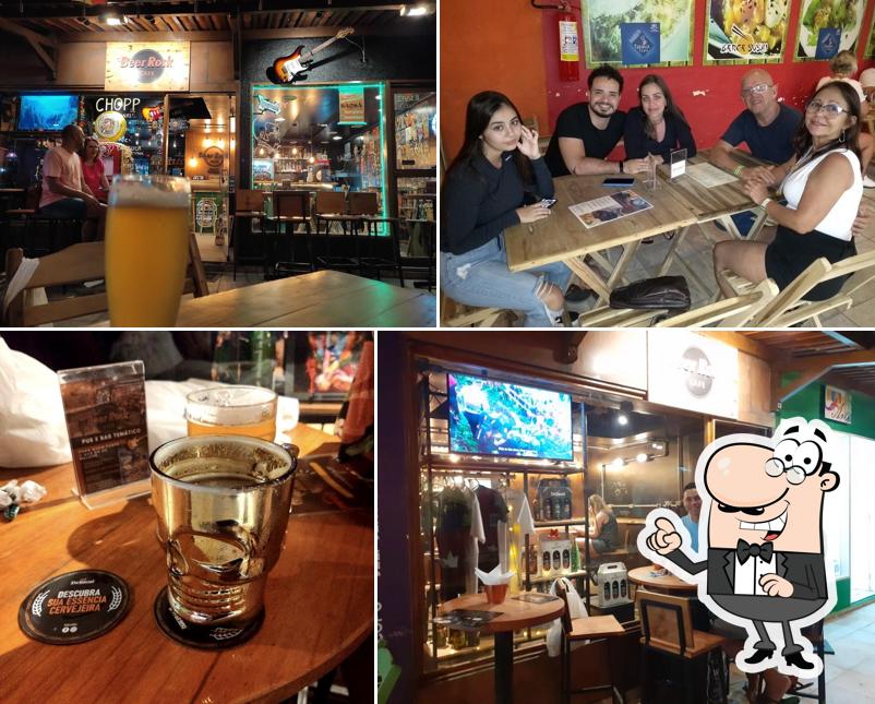 Sente em uma das mesas no Beer & Rock Pub