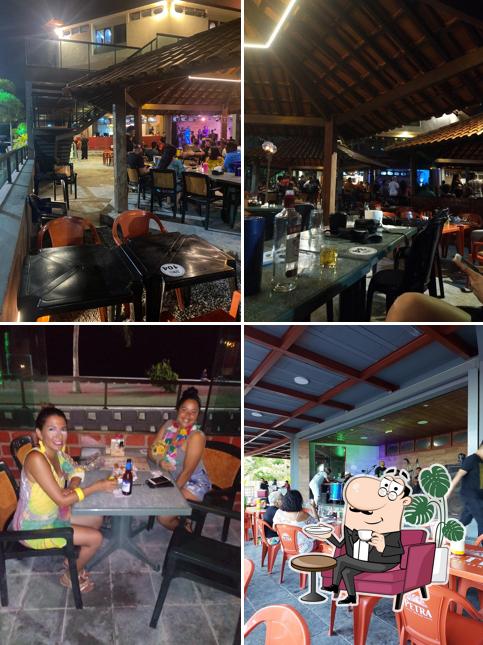 Sente em uma das mesas no Mini Mundo Comedoria & Boteco