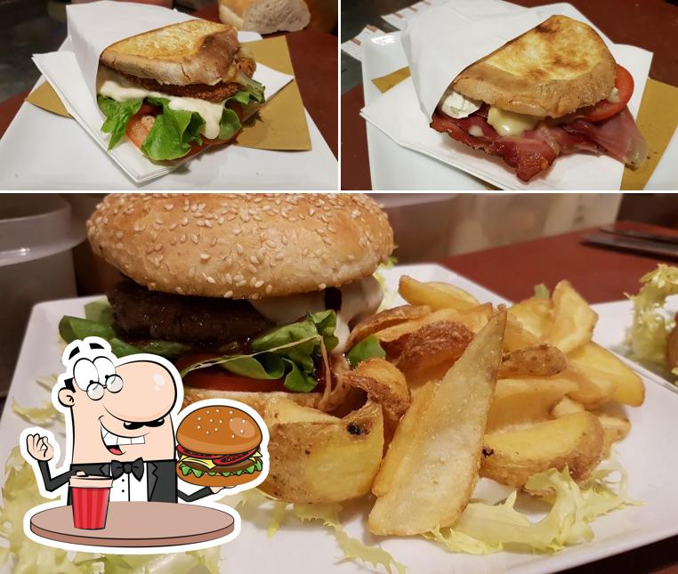 Frulleria cafè propone un'ampia selezione di opzioni per gli amanti dell'hamburger