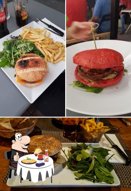 Ordina un hamburger a Café de la Presse