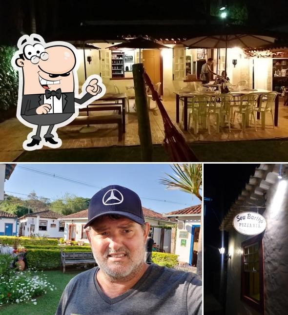 Sente em uma das mesas no SEU BARTHÔ PIZZARIA