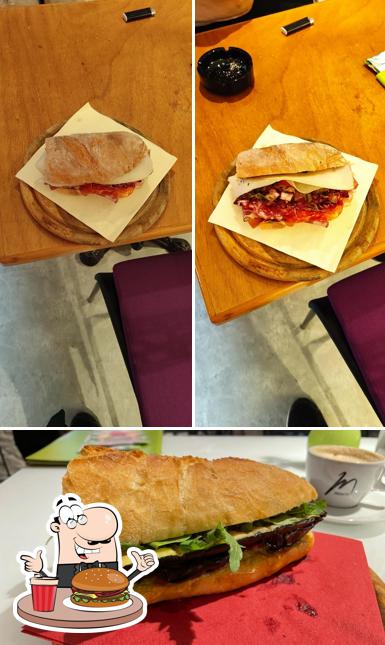 Prova un hamburger a Sandwich & Caffe bar @noon