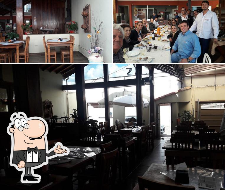 Sente em uma das mesas no J.S. Refeições