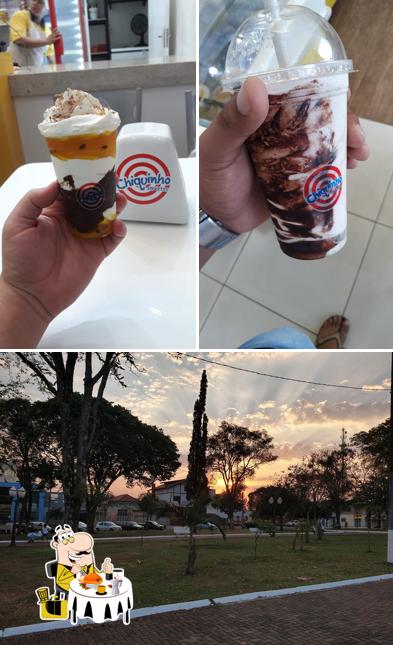 Entre diversos coisas, comida e exterior podem ser encontrados no Chiquinho Sorvetes
