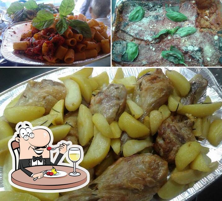 Tra le diverse cose da Pasticceria La Fonte Del Dolce si possono trovare la cibo e esterno