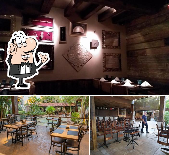 Sente em uma das mesas no Talavera Bar e Restaurante