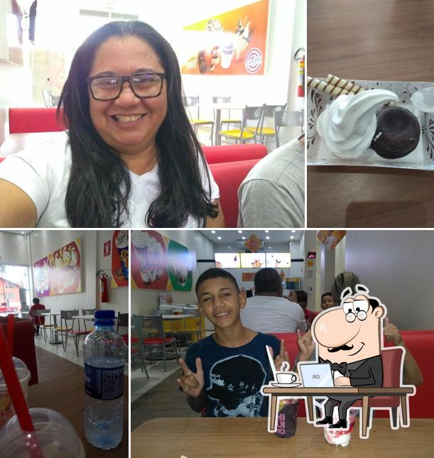 Sente em uma das mesas no Chiquinho Sorvetes