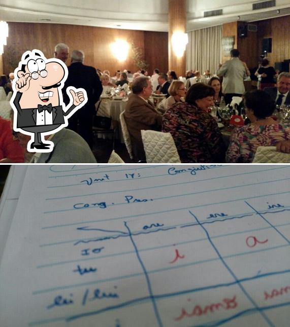 Sente em uma das mesas no Circolo Italiano San Paolo