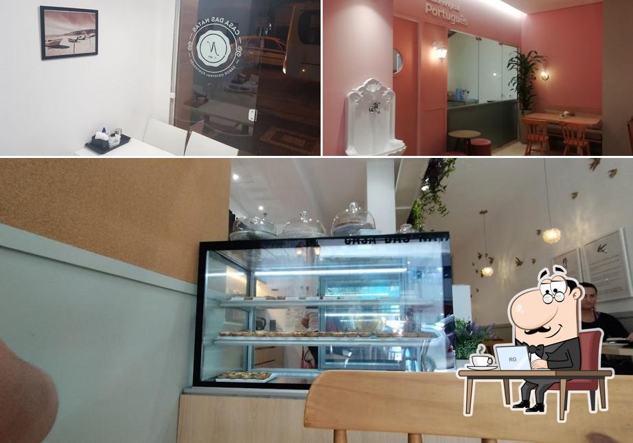 Sente em uma das mesas no Casa das natas Copacabana