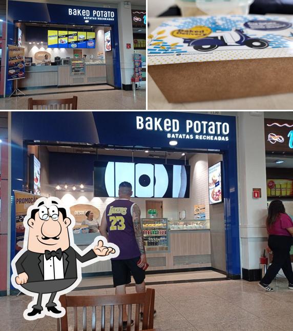 Dê uma olhada a foto apresentando interior e bebida no Baked Potato