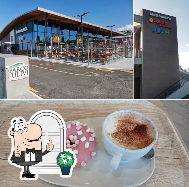 Guarda la foto che raffigura la esterno e cibo di McDonald's Frascati Drive