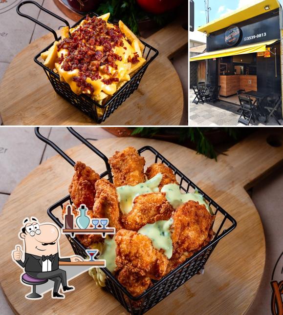 O interior do Hamburgeria Best Food Burguer