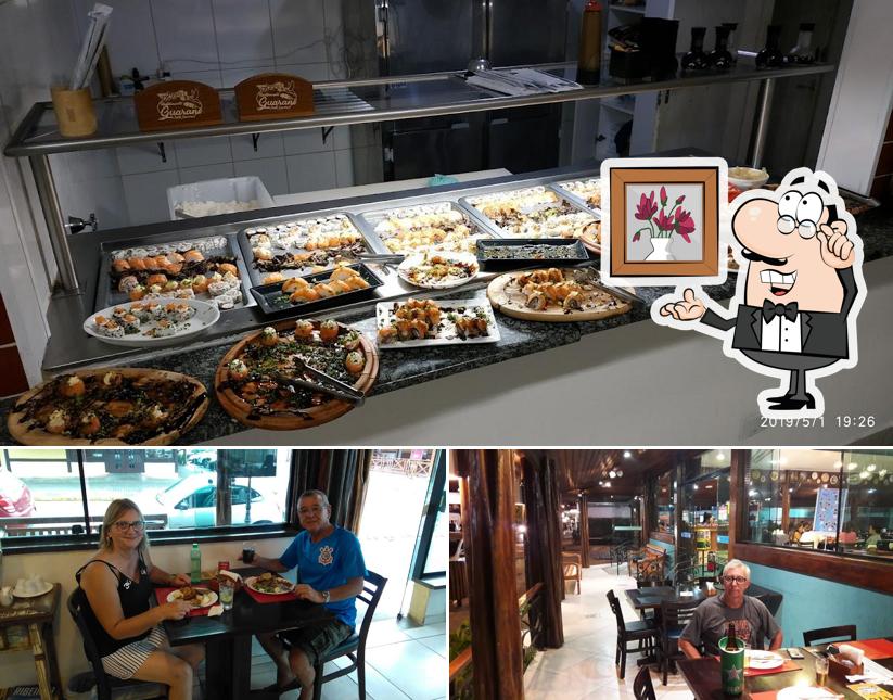 Sente em uma das mesas no Restaurante Guarani