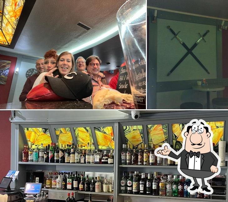 La immagine di interni e cibo da Castle Pub