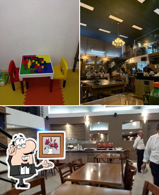 Sente em uma das mesas no Asahi Restaurante e Pizzaria