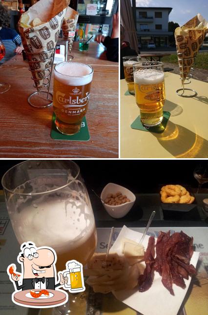 Puoi prenderti un rinfrescante bicchiere di birra chiara o scura