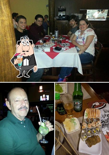 A imagem do Akashi Amparo’s bebida e mesa de jantar