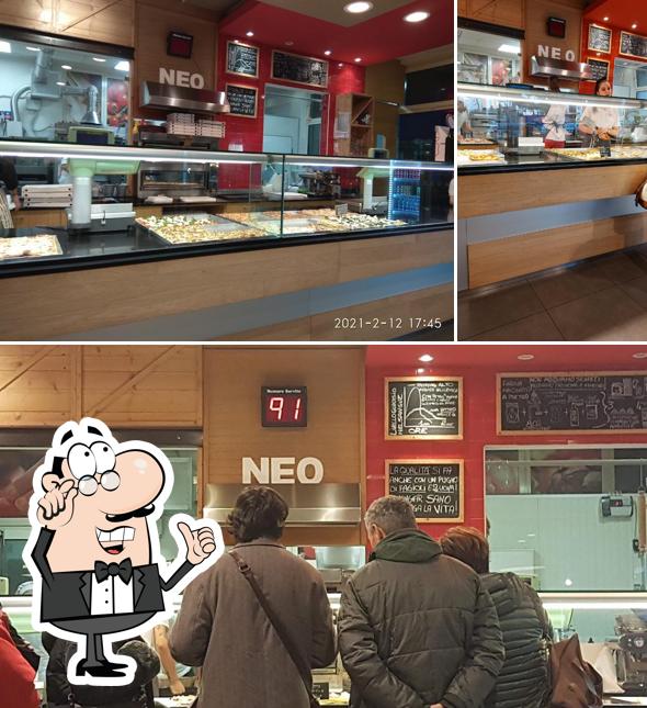 Dai un'occhiata agli interni di Pizza da Neo