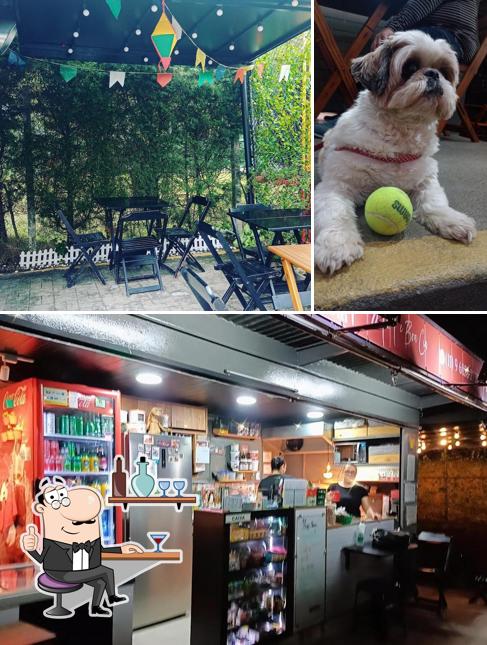 O interior do Café com Pastel