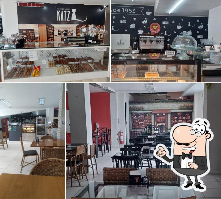 Sente em uma das mesas no KATZ CHOCOLATES CRISTAL