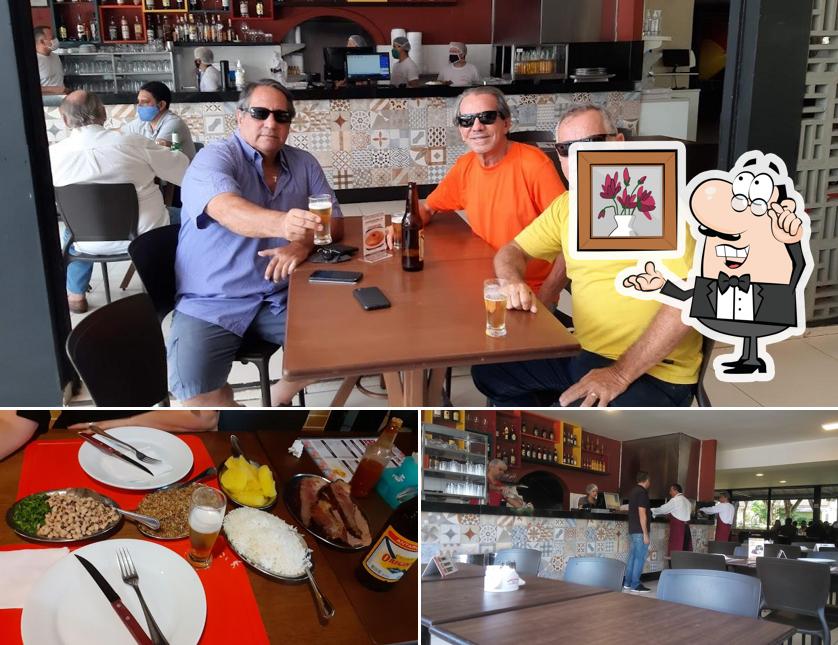 Sente em uma das mesas no Carne de Sol 111