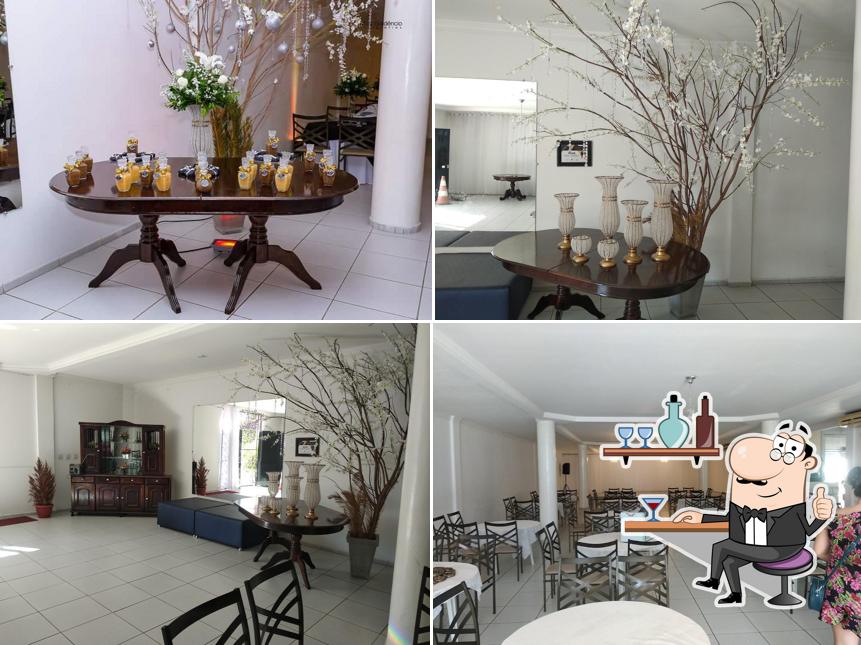 Sente em uma das mesas no Samuel Recepções e Refeições