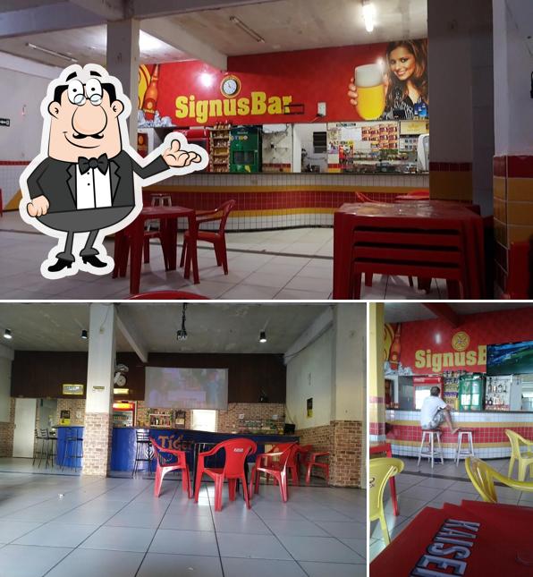 Sente em uma das mesas no SignusBar