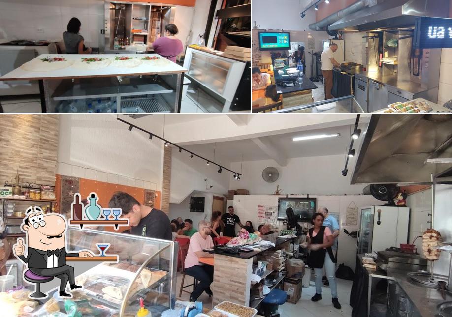 Sente em uma das mesas no Comida Árabe Aleppo