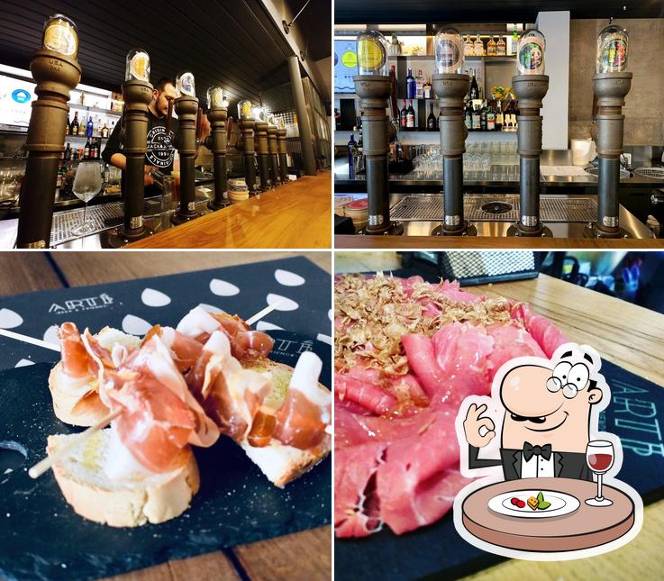 Tra le diverse cose da Artì Beer & Friends si possono trovare la cibo e bancone da bar