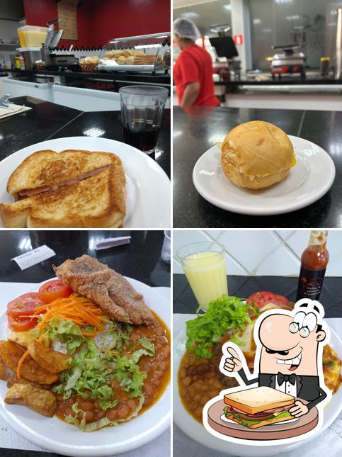 Sanduíches de queijo grelhado em PF do Padrinho