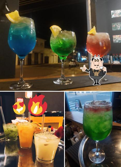 Desfrute de um drinque no BBQ FOGO CURA