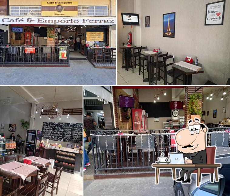 Sente em uma das mesas no Restaurante e café Empório Ferraz