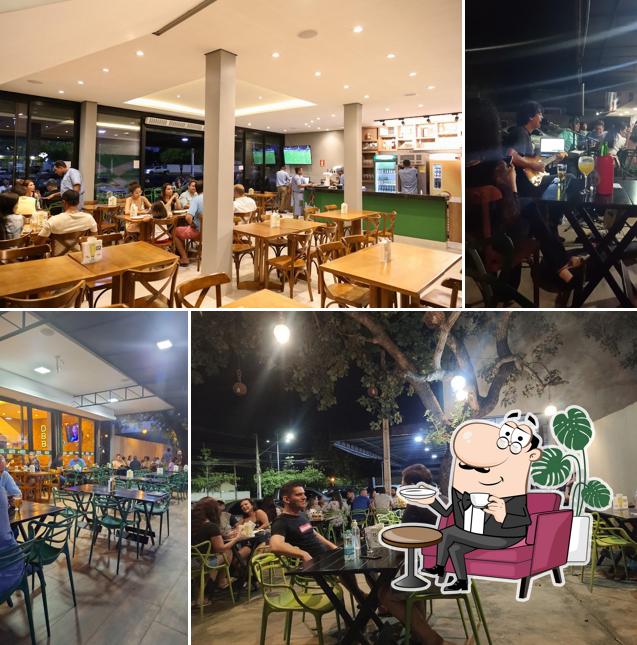 Sente em uma das mesas no DBB Draft Beer Bar - Palmas