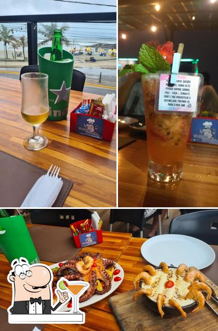 Entre diversos coisas, bebida e comida podem ser encontrados no Toca Do Tubarão