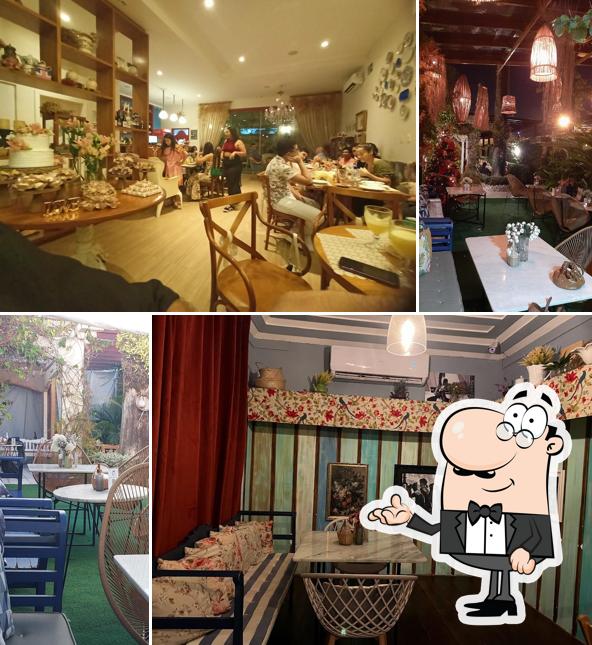 Sente em uma das mesas no O QUINTAL