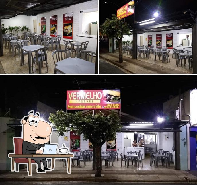 O interior do Vermelho Lanches