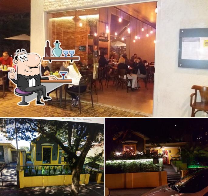 Sente em uma das mesas no Conde Prime Burger