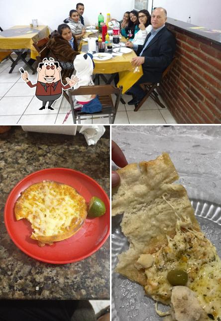 Entre diversos coisas, comida e mesa de jantar podem ser encontrados no Pizzaria Soares
