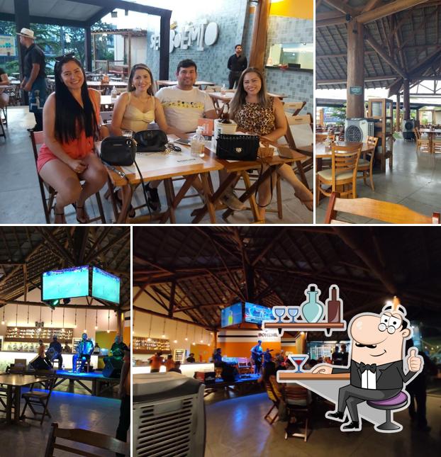 Sente em uma das mesas no Seu Boêmio